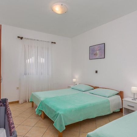 2 Bedroom Beautiful Apartment In Omišalj المظهر الخارجي الصورة