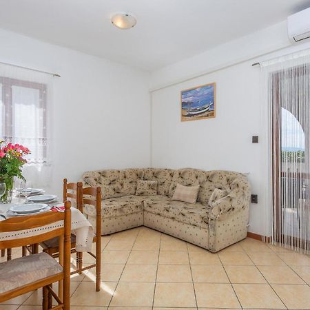 2 Bedroom Beautiful Apartment In Omišalj المظهر الخارجي الصورة