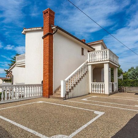 2 Bedroom Beautiful Apartment In Omišalj المظهر الخارجي الصورة