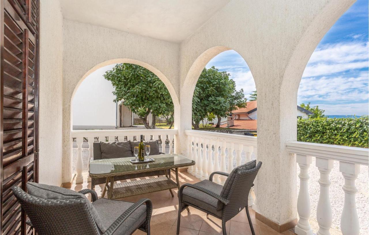 2 Bedroom Beautiful Apartment In Omišalj المظهر الخارجي الصورة