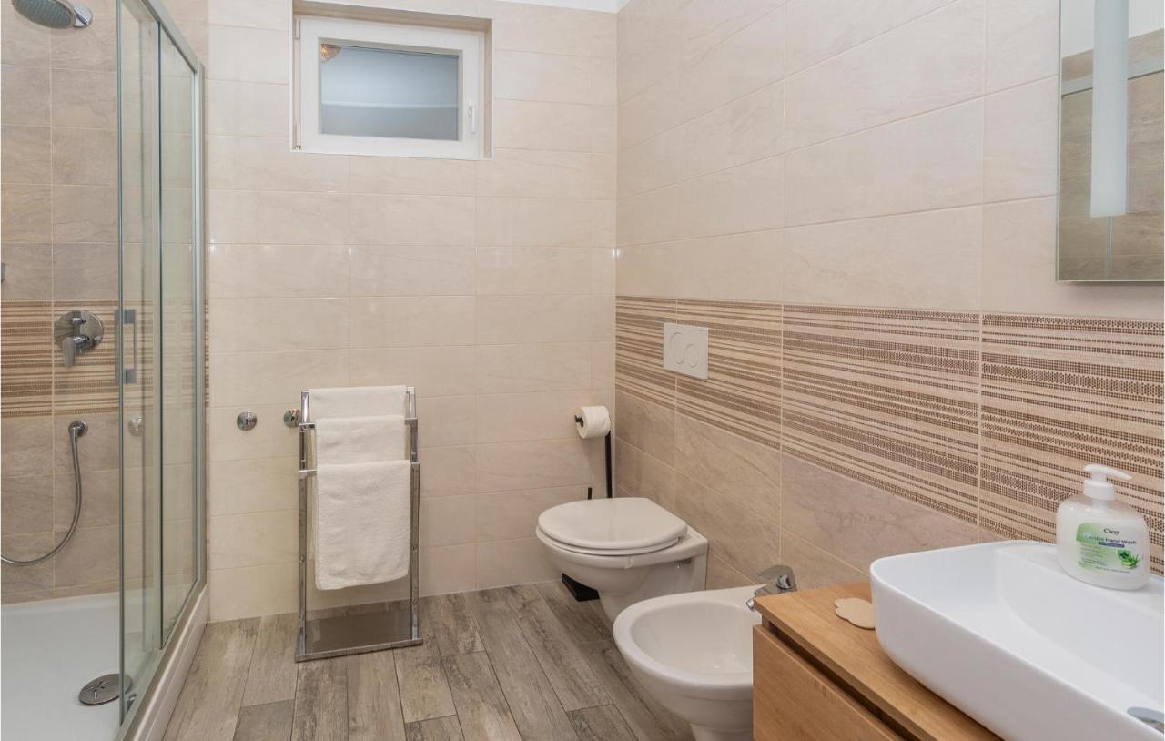 2 Bedroom Beautiful Apartment In Omišalj المظهر الخارجي الصورة