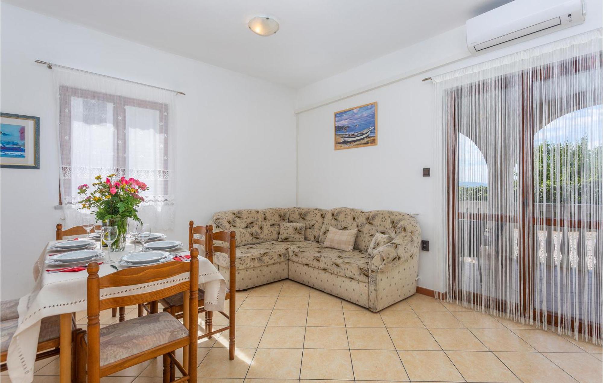 2 Bedroom Beautiful Apartment In Omišalj المظهر الخارجي الصورة